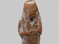 Aeg T 29  Aeg T 29, Dritte Zwischenzeit, Uschebti, Roter Ton, H 5,4 cm, B 2,0 cm, T 1,4 cm : Bestandskatalog Ägypten, Museumsfoto: Claus Cordes
